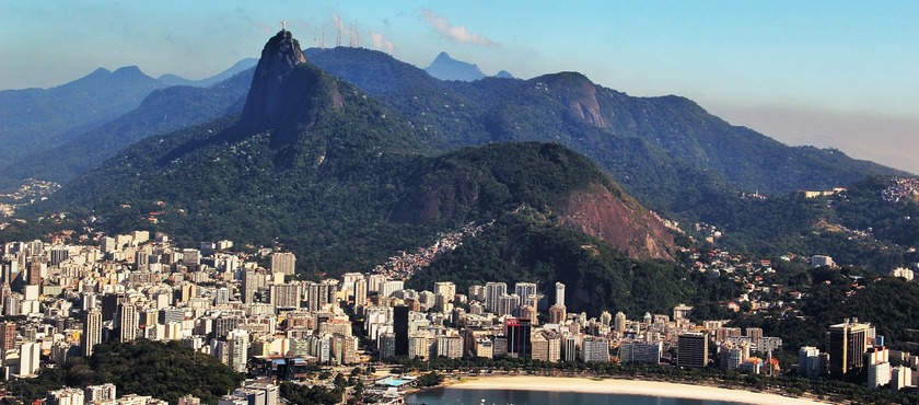 La mayor favela de Brasil empieza a cambiar comida por plástico para convertirlo en monopatines